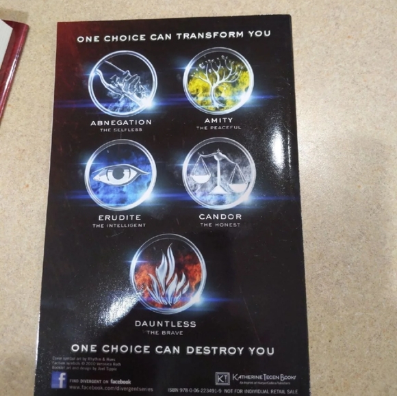 Brand New allegiant book and bonus - Picture 9 of 9